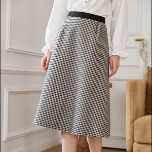 Simple Retro NWT size M herringbone skirt